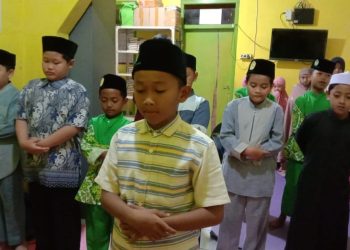 Tahfidz Al-Qur’an Fathiyyah Zahra, Utamakan Sholat Berjamaah