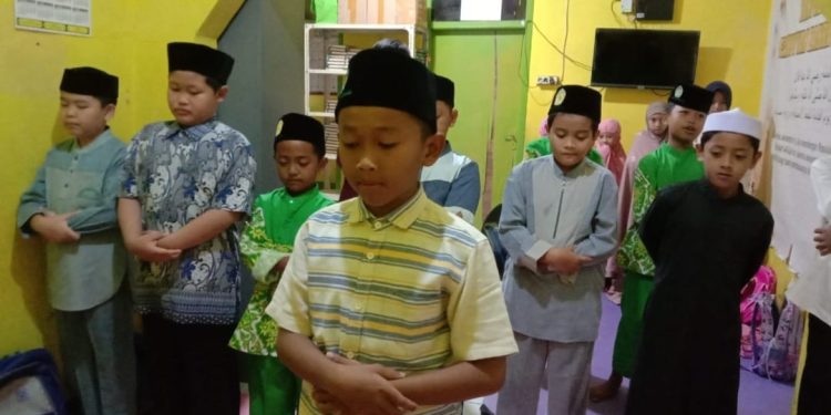 Tahfidz Al-Qur’an Fathiyyah Zahra, Utamakan Sholat Berjamaah