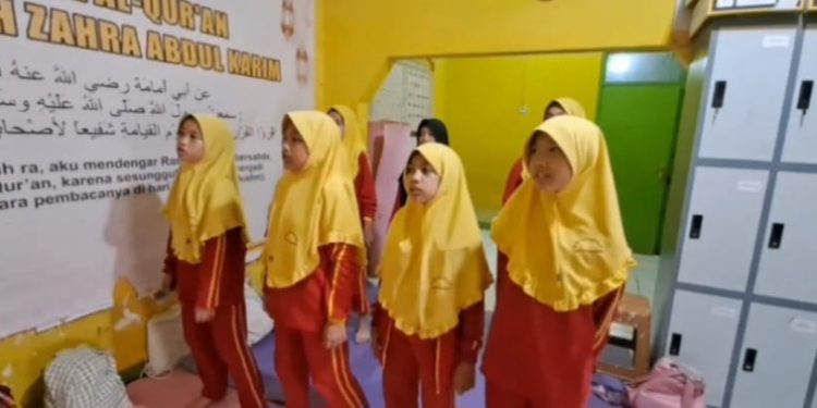 Santri Tahfidz Fathiyyah Zahra Cisaat Latihan Sholawat Jelang Akhirussanah