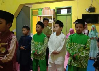 Shalat Ashar Berjamaah Siswa Tahfidz Al-Qur’an Fathiyyah Zahra Cisaat