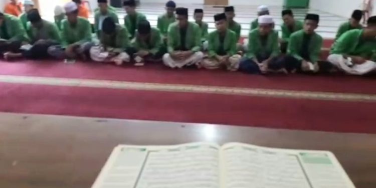 Santri Ponpes Baitussalam Cisaat, Gelar Sholawat Rutin