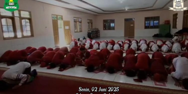 Usai Pengumuman Kelulusan, Murid MI Baitussalam Gelar Sujud Syukur