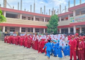 MI Baitussalam Cisaat Gelar Upacara Pengibaran Bendera