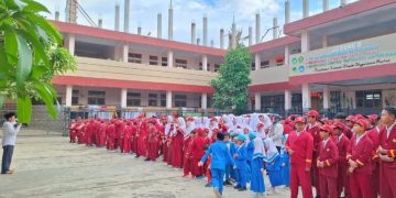 MI Baitussalam Cisaat Gelar Upacara Pengibaran Bendera