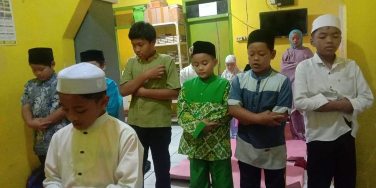 Shalat Dhuha Berjamaah Santri di Tahfidz Fathiyyah Zahra