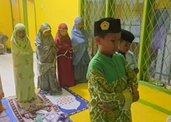 Sholat Ashar Berjamaah di Tahfidz Qur’an Fathiyyah Zahra Cisaat