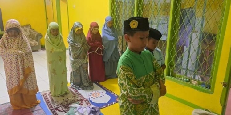 Sholat Ashar Berjamaah di Tahfidz Qur’an Fathiyyah Zahra Cisaat