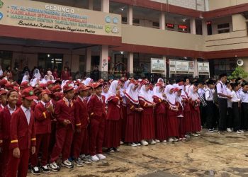 Rutinitas Upacara Pengibaran Bendera di MI Baitussalam