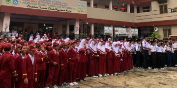 Rutinitas Upacara Pengibaran Bendera di MI Baitussalam