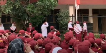 Siswa MI Baitussalam Antusias Ikuti Upacara Pengibaran Bendera Merah Putih