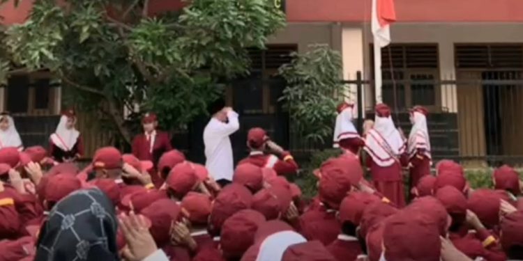 Siswa MI Baitussalam Antusias Ikuti Upacara Pengibaran Bendera Merah Putih