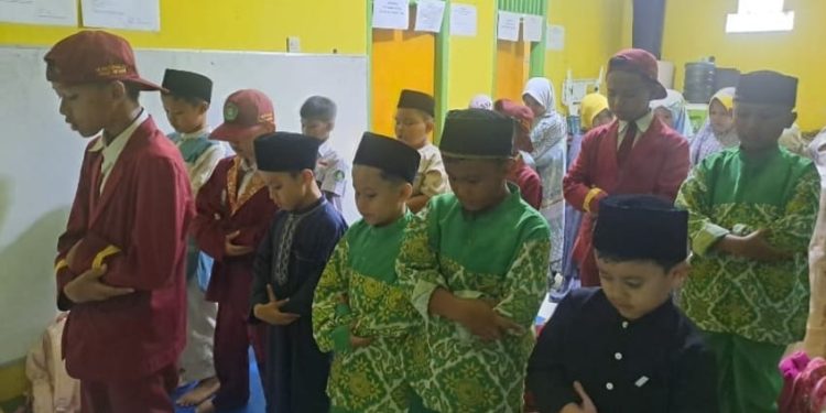 Anak-anak Membanggakan di Tahfidz Fathiyyah Zahra, Sholat Ashar Berjamaah