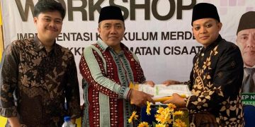 Kepala MI Baitussalam Serahkan Berkas Kurikulum Merdeka Kepada Kemenag Kab Sukabumi