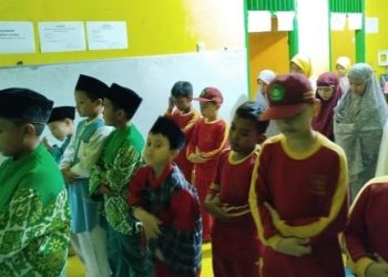 Ajarkan Sejak Dini, Sholat Ashar Berjamaah di Tahfidz Quran Fathiyyah Zahra