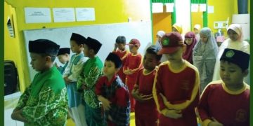Ajarkan Sejak Dini, Sholat Ashar Berjamaah di Tahfidz Quran Fathiyyah Zahra