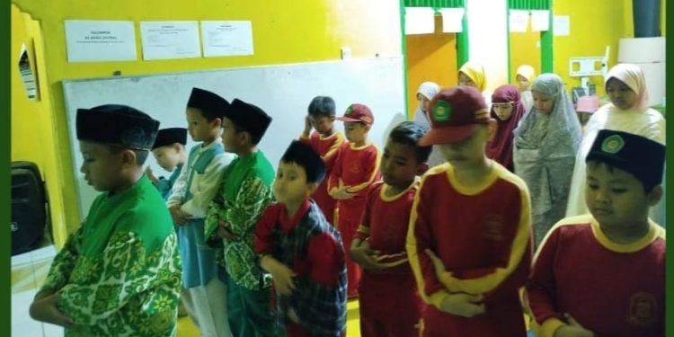 Ajarkan Sejak Dini, Sholat Ashar Berjamaah di Tahfidz Quran Fathiyyah Zahra