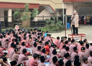Tumbuhkan Karakter Melalui Pembiasaan Sholat Dhuha Berjamaah di MI Baitussalam Cisaat