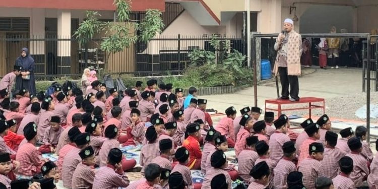 Tumbuhkan Karakter Melalui Pembiasaan Sholat Dhuha Berjamaah di MI Baitussalam Cisaat