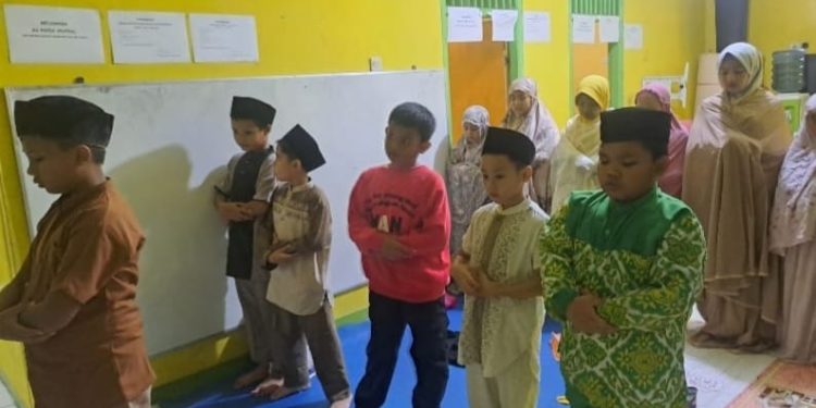 Tahfidz Quran Fathiyyah Zahra Utamakan Sholat Ashar Berjamaah