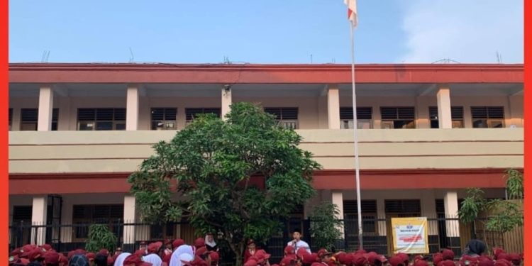 Antusias Ratusan Siswa Ikuti Upaacara Pengibaran Bendera Merah Putih di MI Baituusalam Cisaat