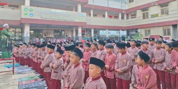 Rutinitas Sholat Dhuha Berjamaah di MI Baitussalam