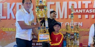 Fikri Haikal Abdul Karim Terima Piala Juara 2 The Best Favorit Paskibra Se-Jawa Barat