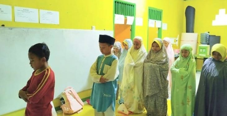 Melalui Sholat Berjamaah Pertebal Pondasi Santri Tahfidz Al-Quran Fathiyyah Zahra