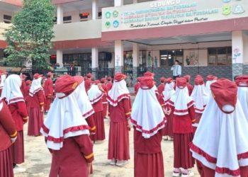 Aktivitas Rutin Upacara Pengibaran Bendera di MI Baitussalam
