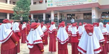 Aktivitas Rutin Upacara Pengibaran Bendera di MI Baitussalam