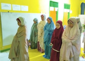 Santriat Tahfidz Al-Quran Fathiyyah Zahra Gelar Sholat Ashar Berjamaah