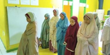Santriat Tahfidz Al-Quran Fathiyyah Zahra Gelar Sholat Ashar Berjamaah