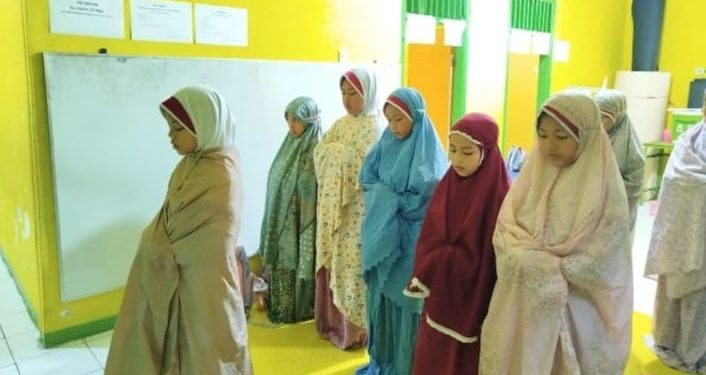 Santriat Tahfidz Al-Quran Fathiyyah Zahra Gelar Sholat Ashar Berjamaah
