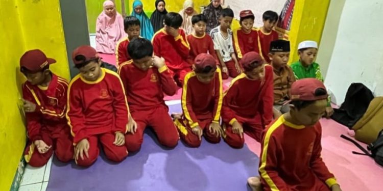 Rutin, Sholat Ashar Berjamaah di Tahfidz Al-Quran Fathiyyah Zahra