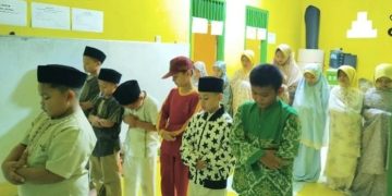 Sholat Berjamaah Ashar Santri Tahfidz Al-Quran Fathiyyah Zahra