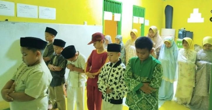 Sholat Berjamaah Ashar Santri Tahfidz Al-Quran Fathiyyah Zahra