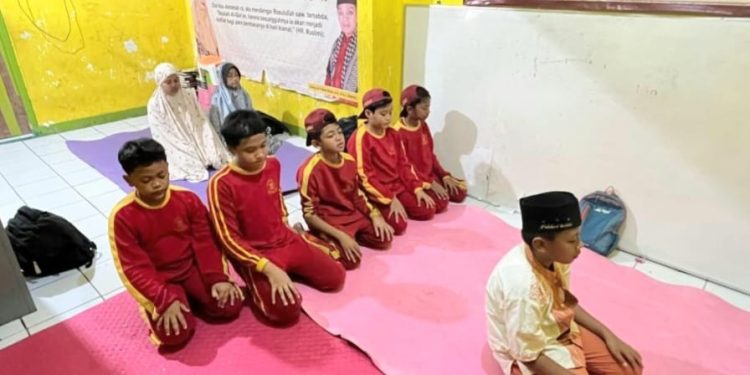 Ashar Berjamaah Santri Tahfidz Al-Quran Fathiyyah Zahra