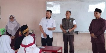 Pemberian Obat Cacing Massal di MI Baitussalam