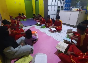 Kelompok Al-Muminun Menunjukan Kekhusyuan dalam Belajar