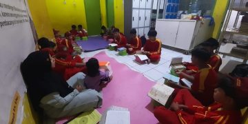 Kelompok Al-Muminun Menunjukan Kekhusyuan dalam Belajar