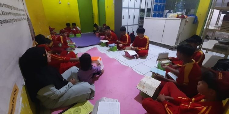 Kelompok Al-Muminun Menunjukan Kekhusyuan dalam Belajar