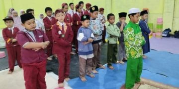 Santri Tahfidz Al-Quran Fathiyyah Zahra Gelar Sholat Ashar Berjamaah
