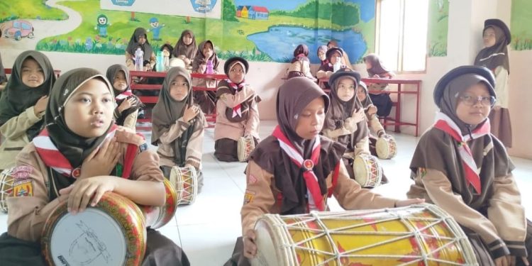 Ada Ekstrakurikuler Marawis di MI Baitussalam Cisaat