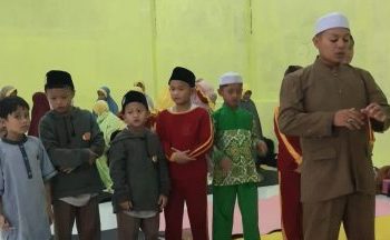 Terapkan Disiplin Beribadah, KH. Iim Abdul Karim Pimpin Langsung Sholat Ashar Berjamaah Santri Tahfidz