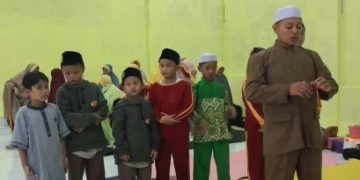 Terapkan Disiplin Beribadah, KH. Iim Abdul Karim Pimpin Langsung Sholat Ashar Berjamaah Santri Tahfidz