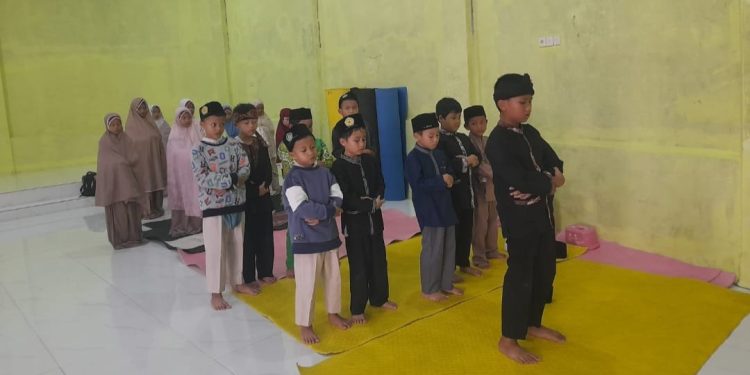 Santri Tahfidz Al-Quran Fathiiyah Zahra Kontinyu Dirikan Berjamaah Ashar