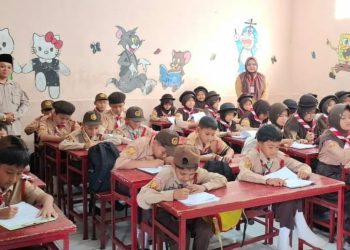 Kepala Sekolah MI Baitussalam dan Pengawas Monitoring PAS Ganjil Tahun Pelajaran 2025-2026