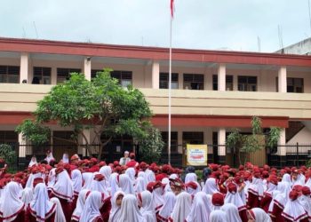 Upacara Pengibaran Bendera di MI Baitussalam Digelar Setiap Hari Senin