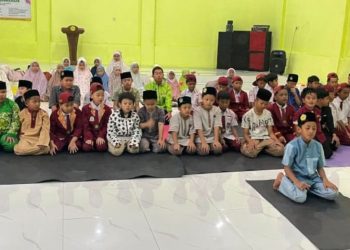 Berjamaah Sholat Ashar Santri Tahfidz Al-Quran Fathiyyah Zahra