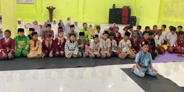 Berjamaah Sholat Ashar Santri Tahfidz Al-Quran Fathiyyah Zahra