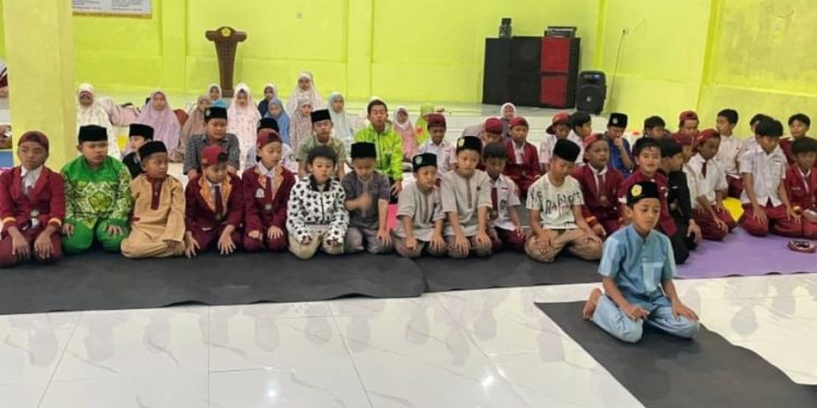 Berjamaah Sholat Ashar Santri Tahfidz Al-Quran Fathiyyah Zahra